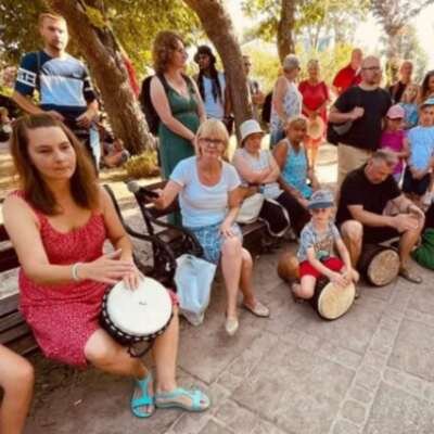 Link do opisu wydarzenia: Warsztaty rodzinne: Pograj na djembe!