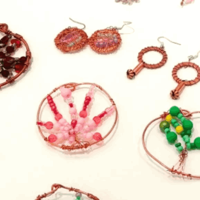 Link do opisu wydarzenia: Metaloplastyka – biżuteria ze szkła i miedzi – warsztaty dla seniorów