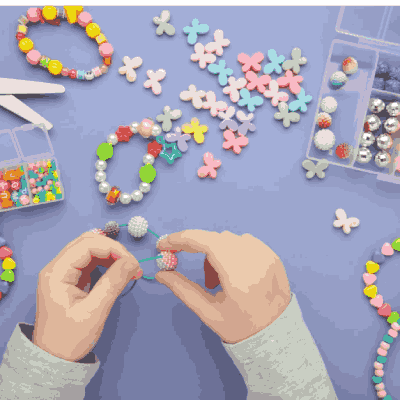 Link do opisu wydarzenia: Koralikowy zawrót głowy. Ferie w bibliotece