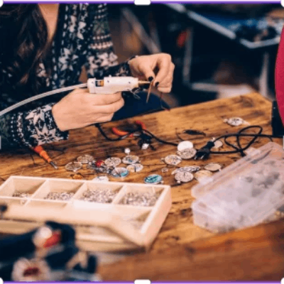 Link do opisu wydarzenia: Ferie w bibliotece: Biżuteria szklana – warsztaty dla młodzieży i dorosłych (od 16 lat)